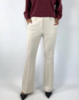 Bootcut broek van Seductive, model Rosie in crème-kleur.