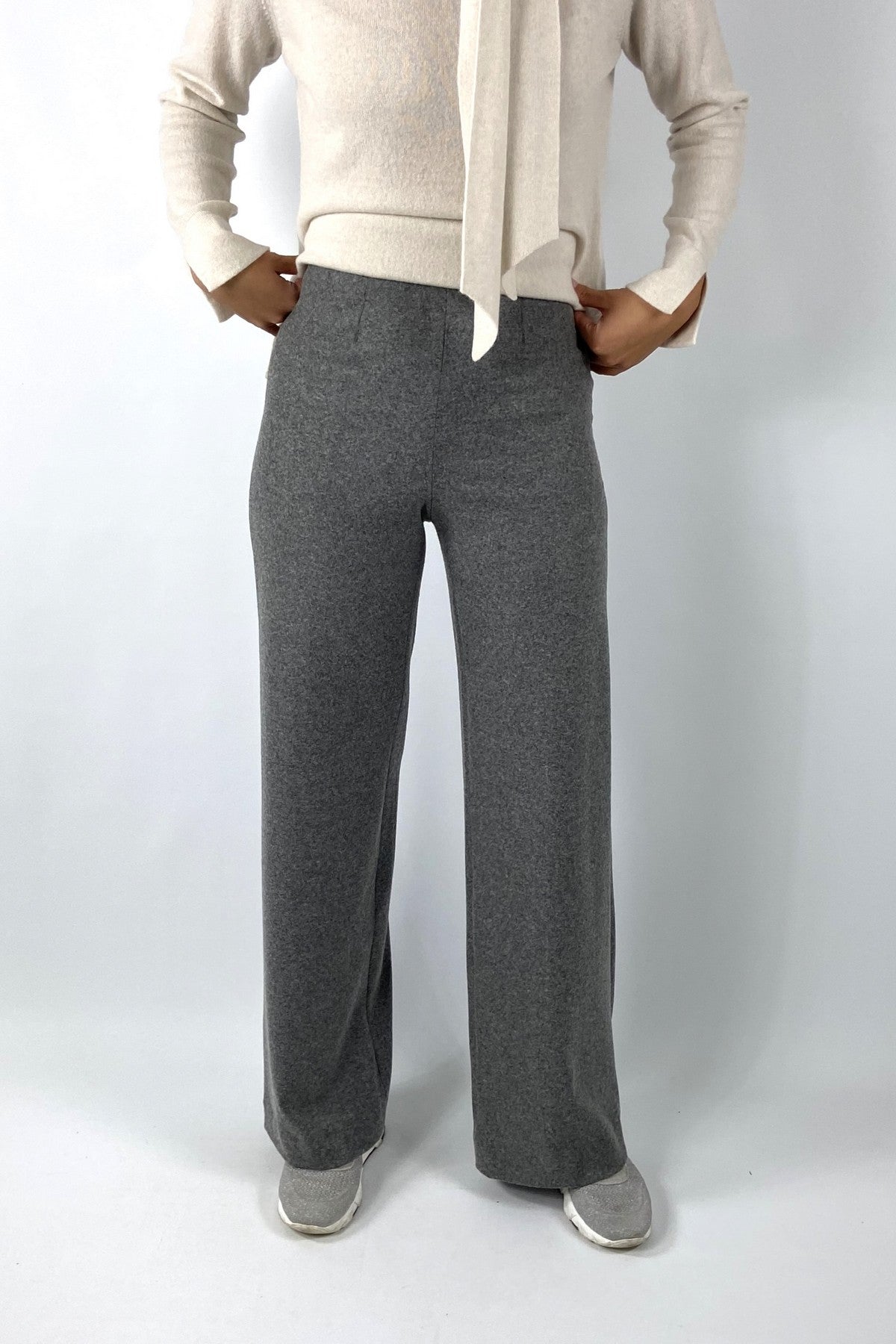 Een damesbroek in Marlene-stijl met hoge taille en lange, wijde pijpen. De broek is gemaakt van zachte, vloeiende wolmix en heeft subtiele paspelzakken.
