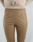 Verführerisch - Cindessa 9568 | 346 - Gerade geschnittene Hose aus Öko-Leder - Camel