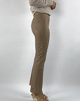 Verführerisch - Cindessa 9568 | 346 - Gerade geschnittene Hose aus Öko-Leder - Camel