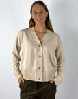 Kort vest in lichbeige met knopen. De randen zijn in ribbrei.