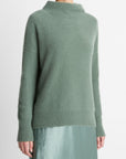 Luxe kasjmier trui van Vince met funnel neck. Heerlijk zacht, warm en stijlvol met relaxte pasvorm en aangesloten mouwen.