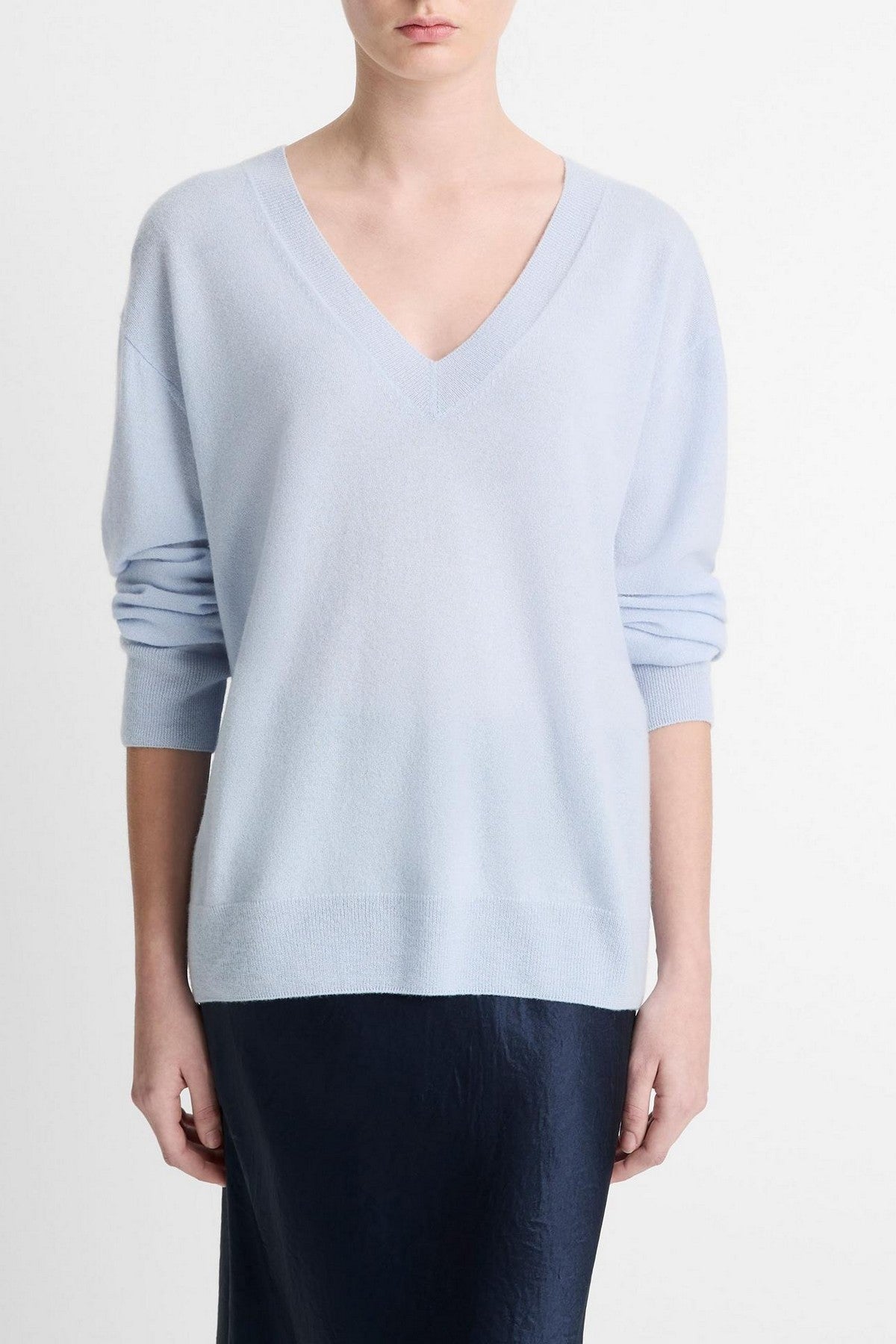 Lichtblauw pull met V-hals van Vince in een aangename cashmere-zijde breisel.