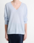 Lichtblauw pull met V-hals van Vince in een aangename cashmere-zijde breisel.