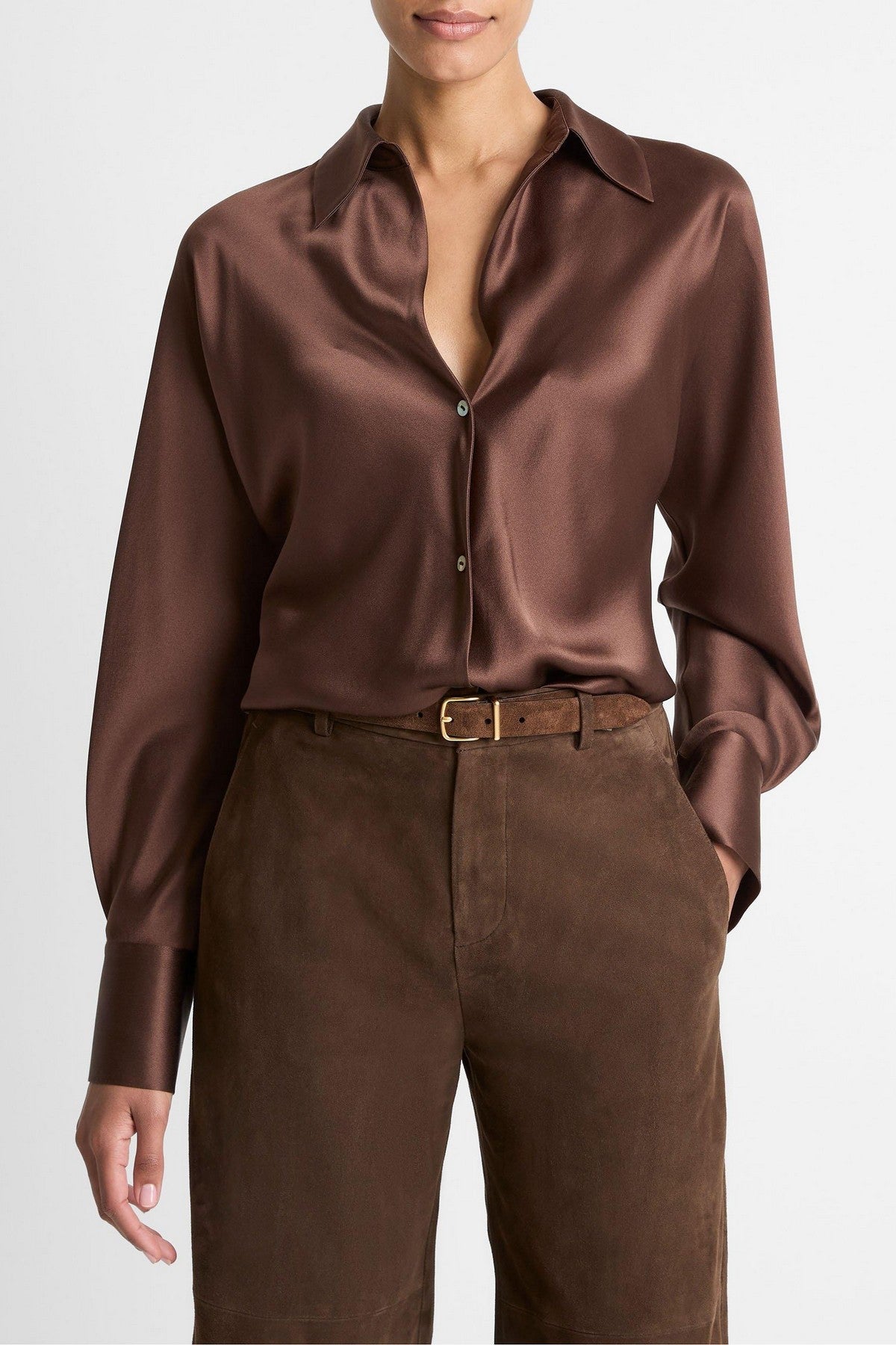 Bruine zijden blouse in biais met Agoya-schelpknoopjes. Koel in de zomer, warm in de winter en elegant in elke look.