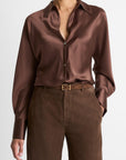 Bruine zijden blouse in biais met Agoya-schelpknoopjes. Koel in de zomer, warm in de winter en elegant in elke look.