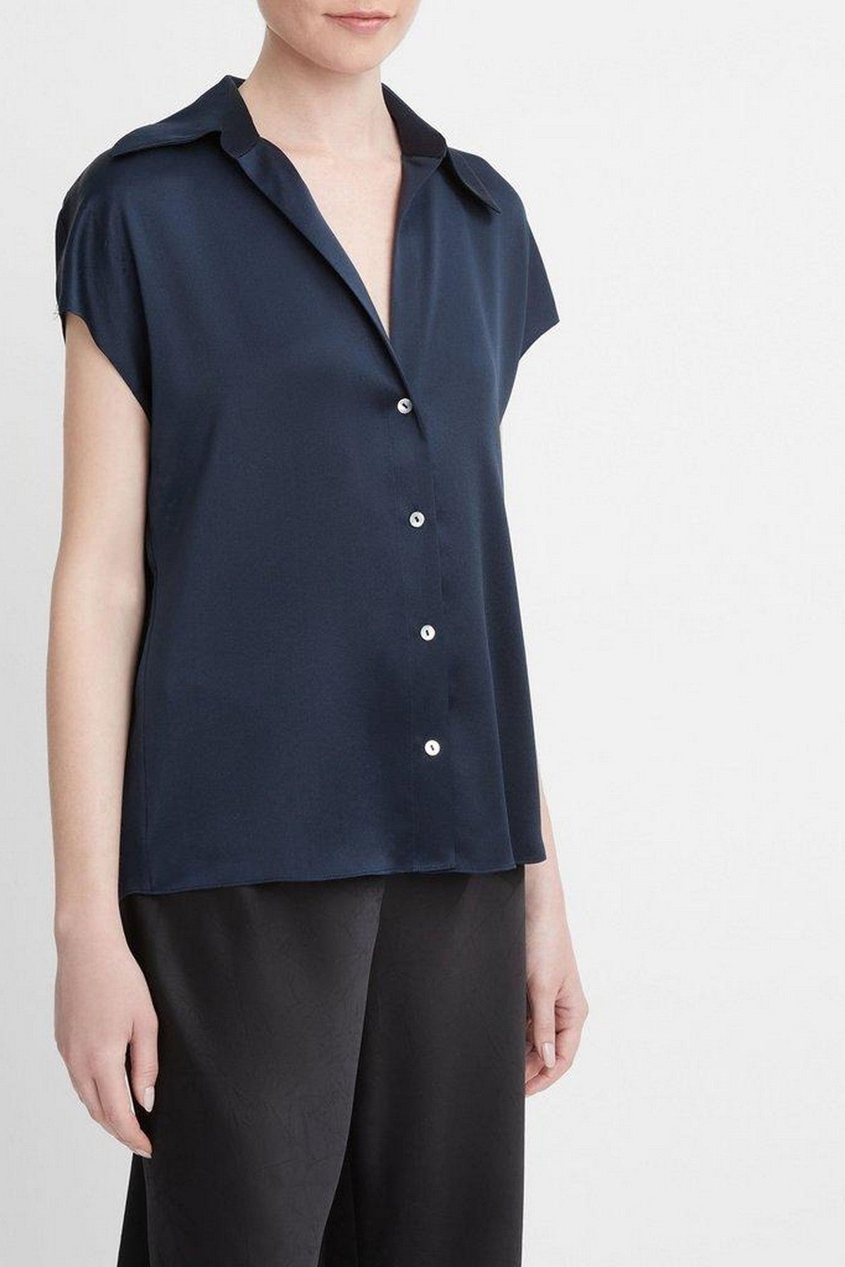 Poloblouse donkerblauw van Vince in 100% zijde. Zowel mooi op een jeans als meer geklede outfit.