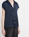 Poloblouse donkerblauw van Vince in 100% zijde. Zowel mooi op een jeans als meer geklede outfit.