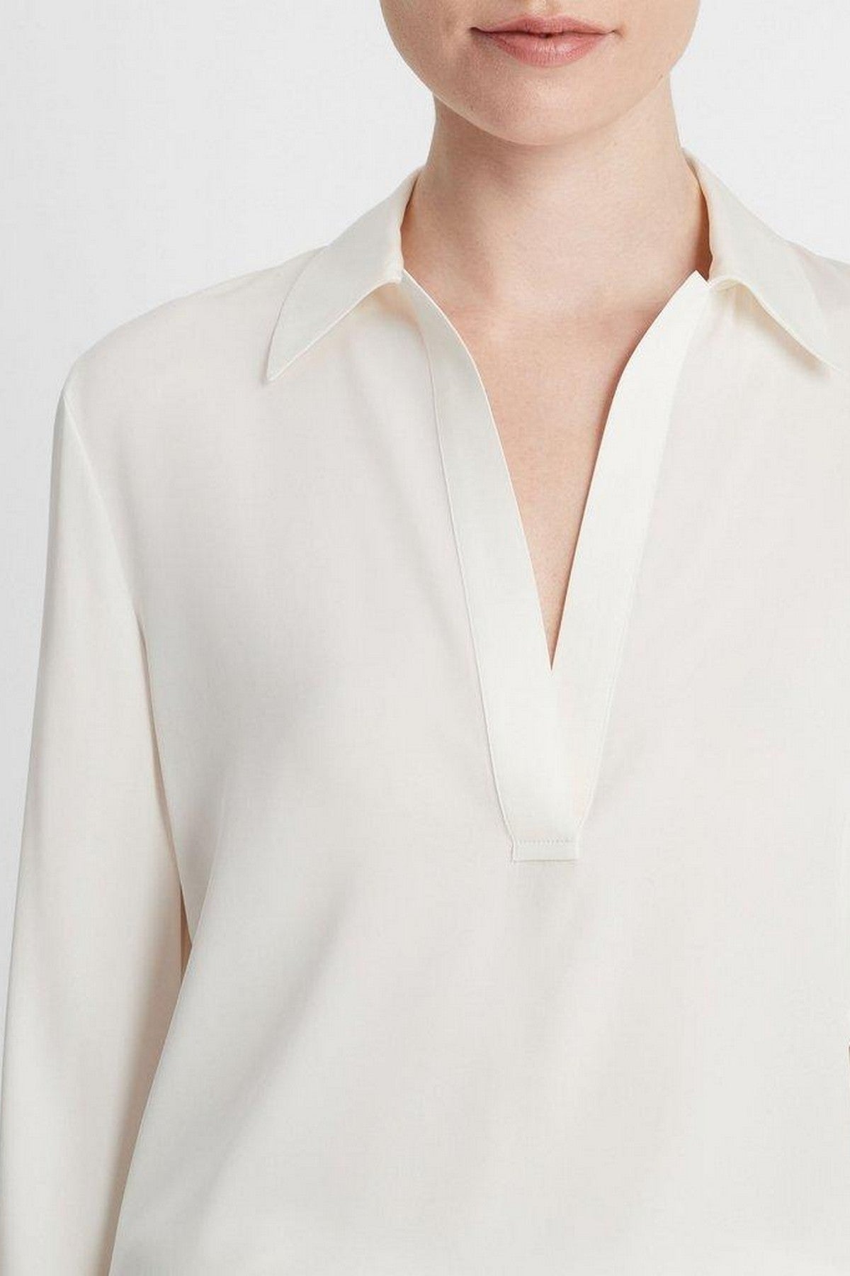 Stijlvolle zijden ecru damesblouse uit de collectie van het Amerikaanse modelabel Vince.
