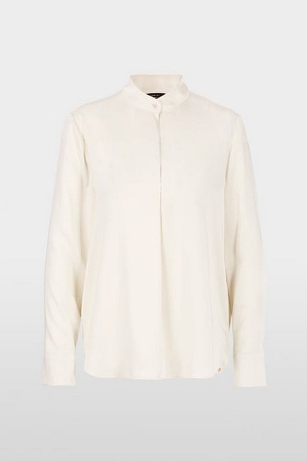 Effen blouse van Marccain in vloeiende stof met opstaande kraag, halssplit, glanzende knoopmanchetten.