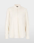 Effen blouse van Marccain in vloeiende stof met opstaande kraag, halssplit, glanzende knoopmanchetten.