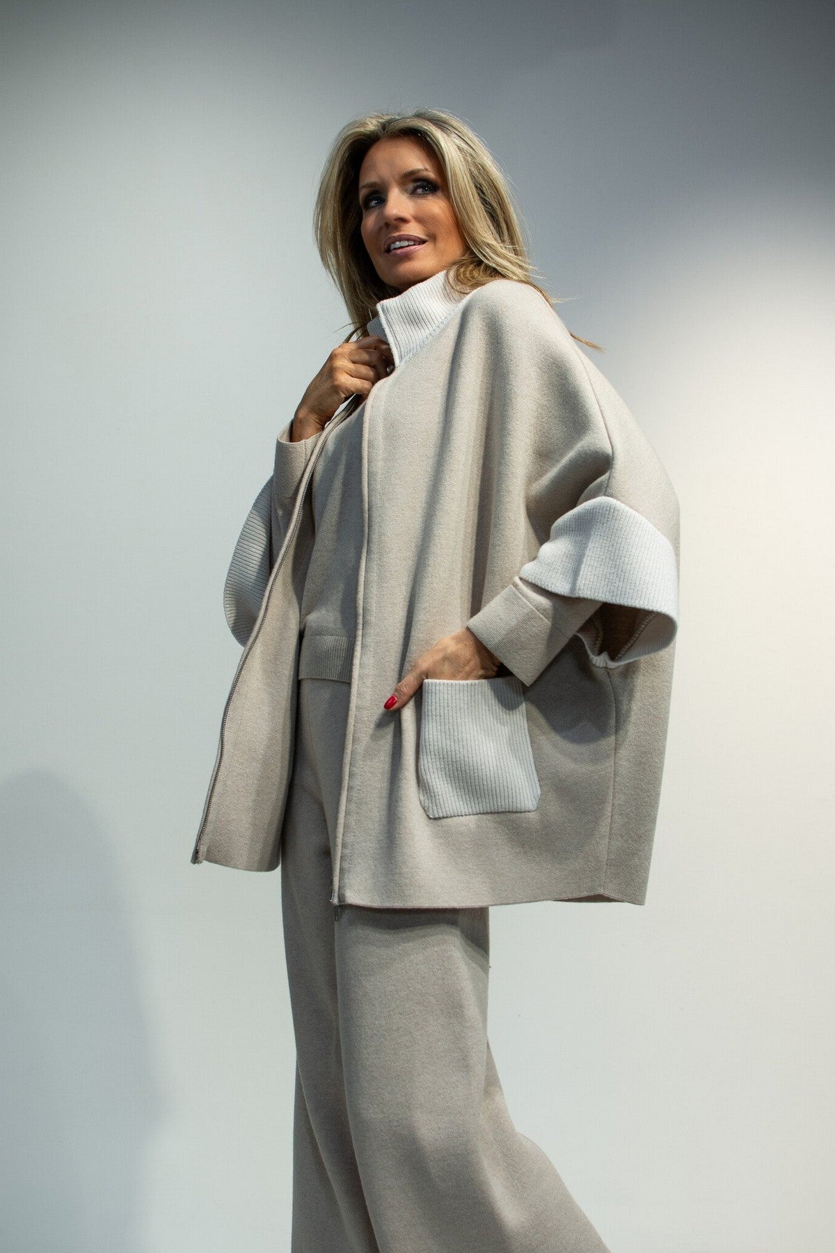 Prachtige beige capemantel van het Italiaans modelabel Anneclaire