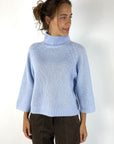 Zacht aanvoelende pull van FFC met turtle neck en lange wijdere mouwen in cashmere/katoen mix. De kleur is lichtlbauw.