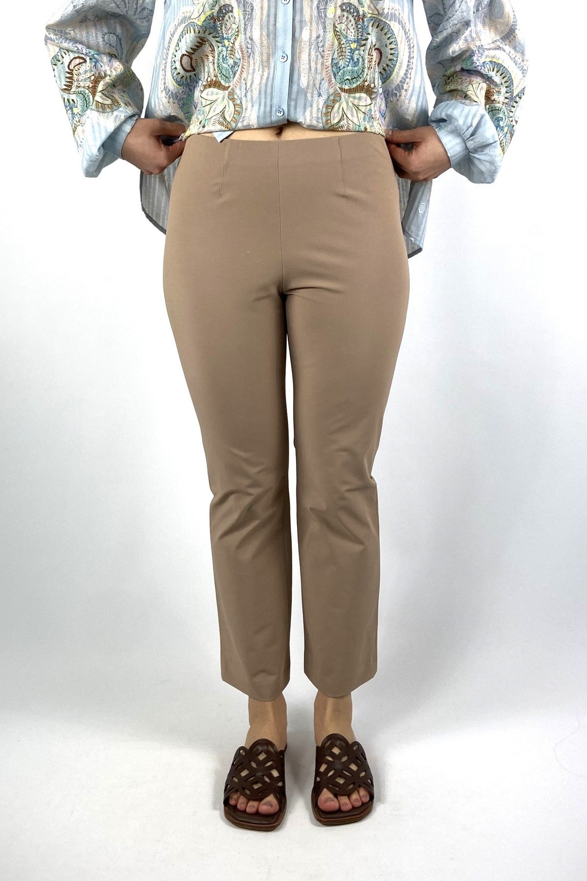 Cindy 092800/6537 Seductive technische superstretch broek in warm taupe.