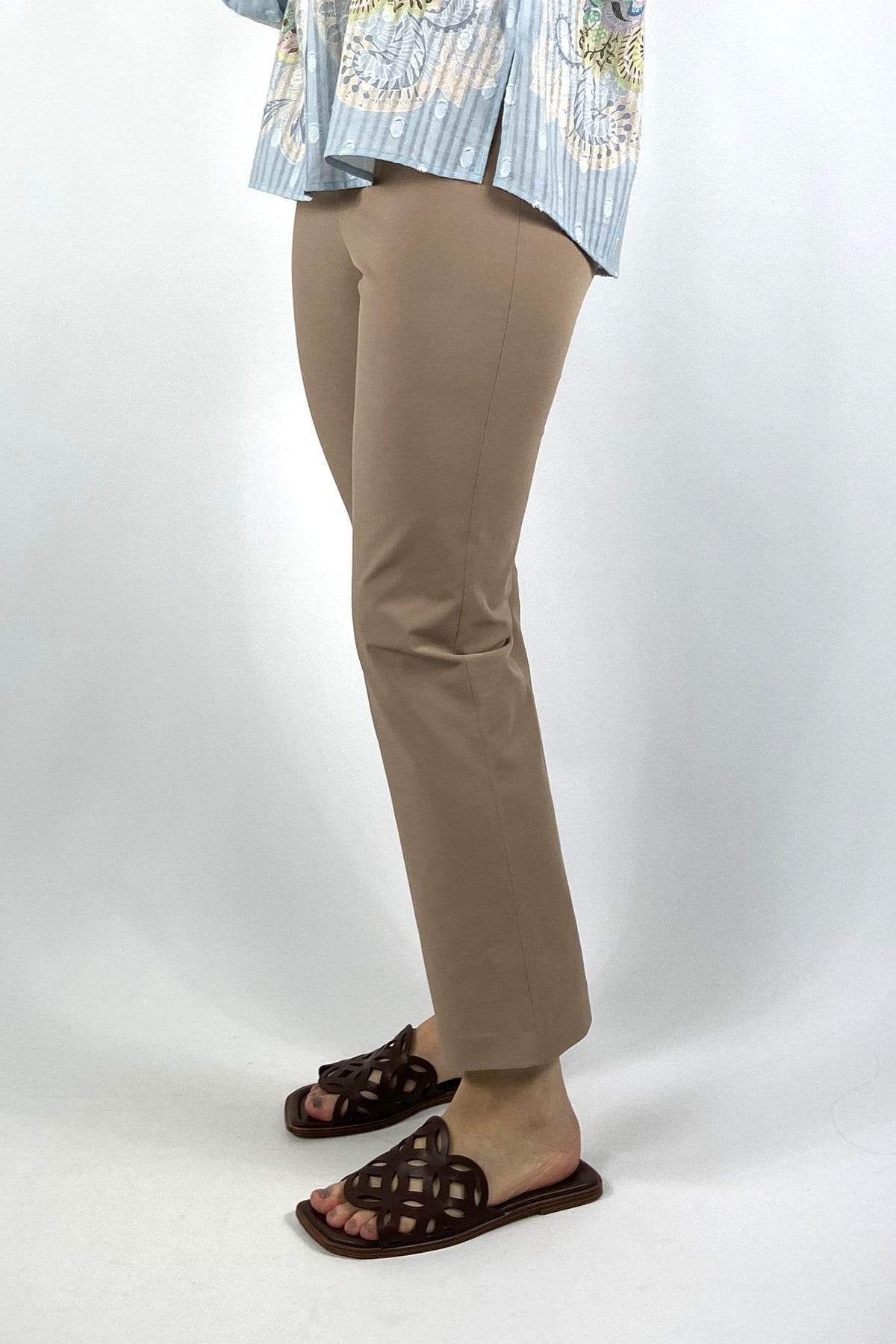 Cindy 092800/6537 Detail van de taps uitlopende pijpen van de Seductive Cindy broek.