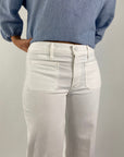 11688-544: Detail van de witte semi-rigid denim en de patch pockets van de MOTHER jeans in Totally Innocent.
