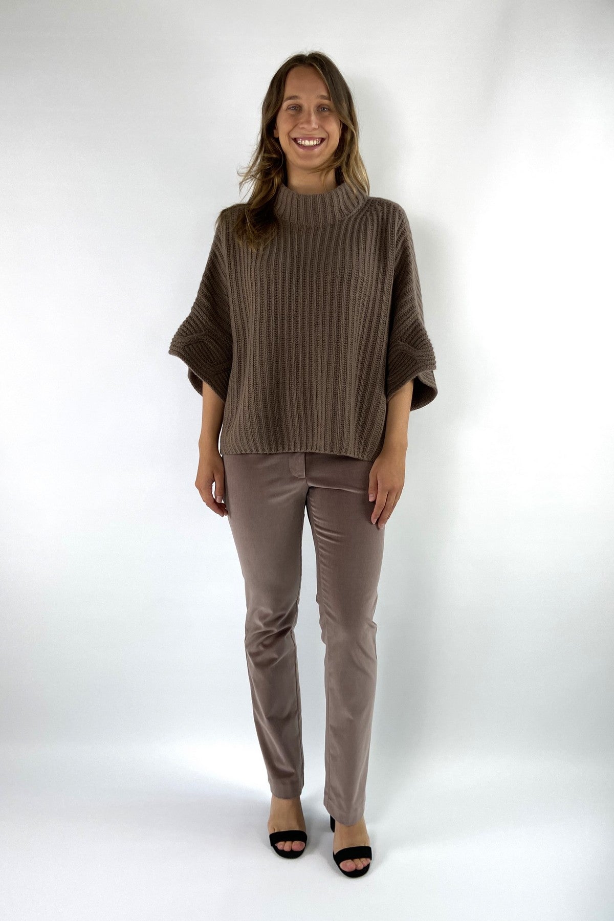 12427 FFC velvet broek in de kleur hazelnut met hoge taille en rechte pijp.