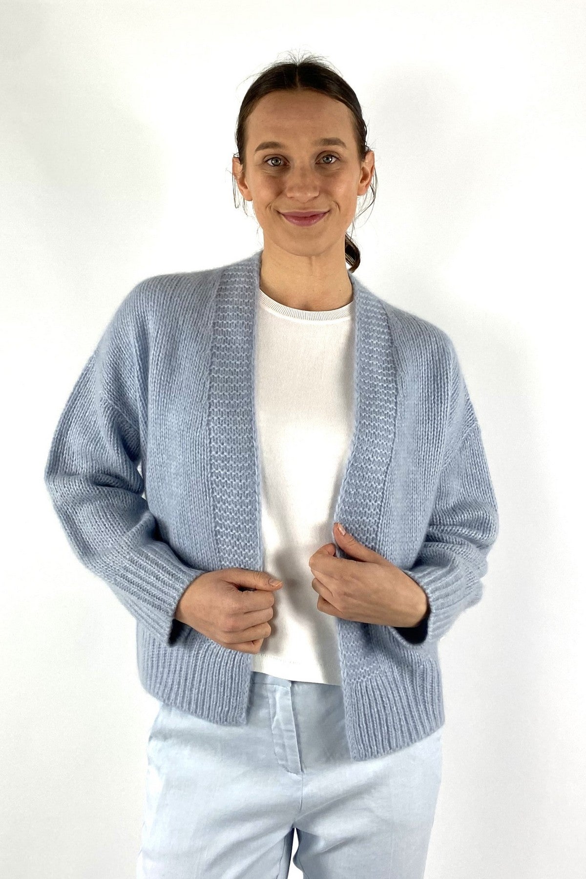 15042-1539: Lichtblauwe open cardigan van FFC in wol-cashmere kwaliteit met details in fantasiebreiwerk.