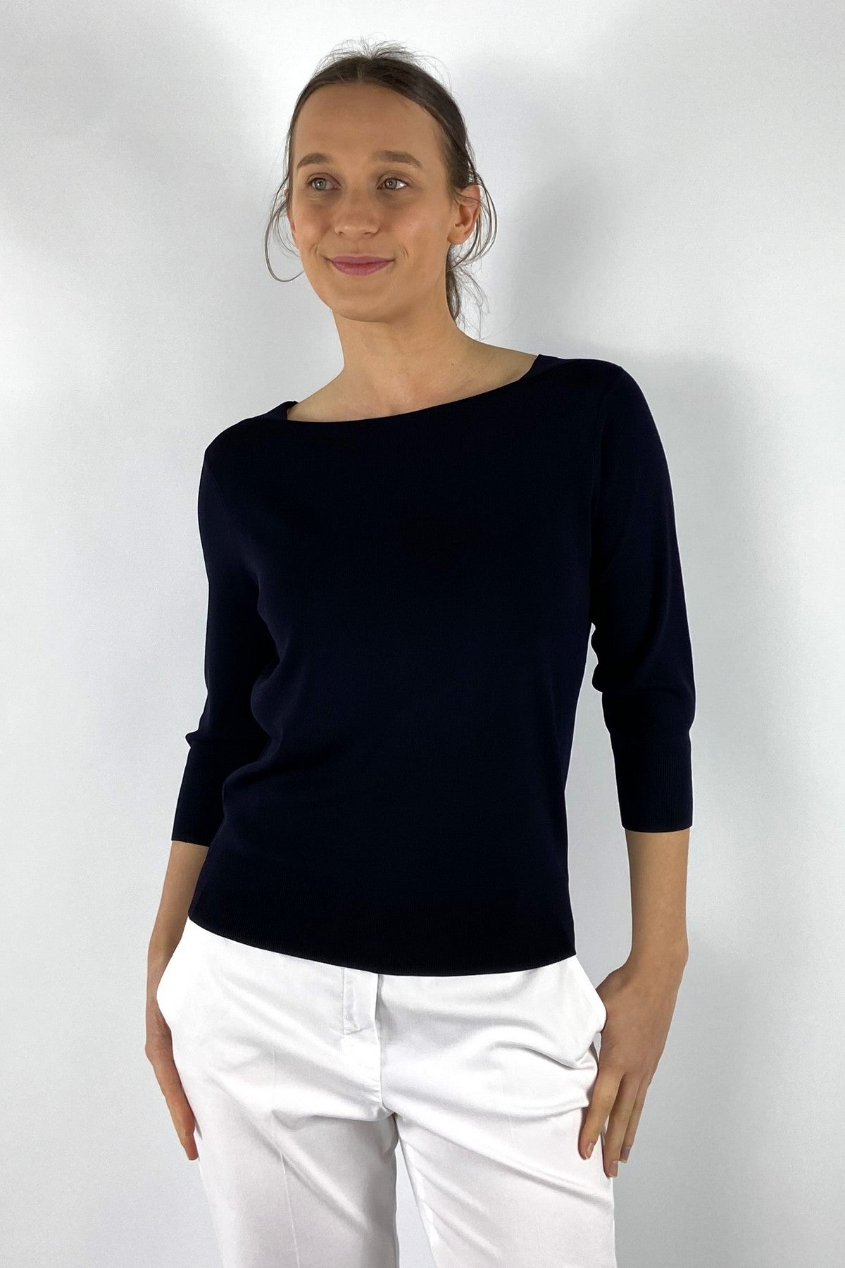 15050-1038: Donkerblauw fijngebreid FFC shirt met een elegante U-hals en klassieke 3/4-mouwen.