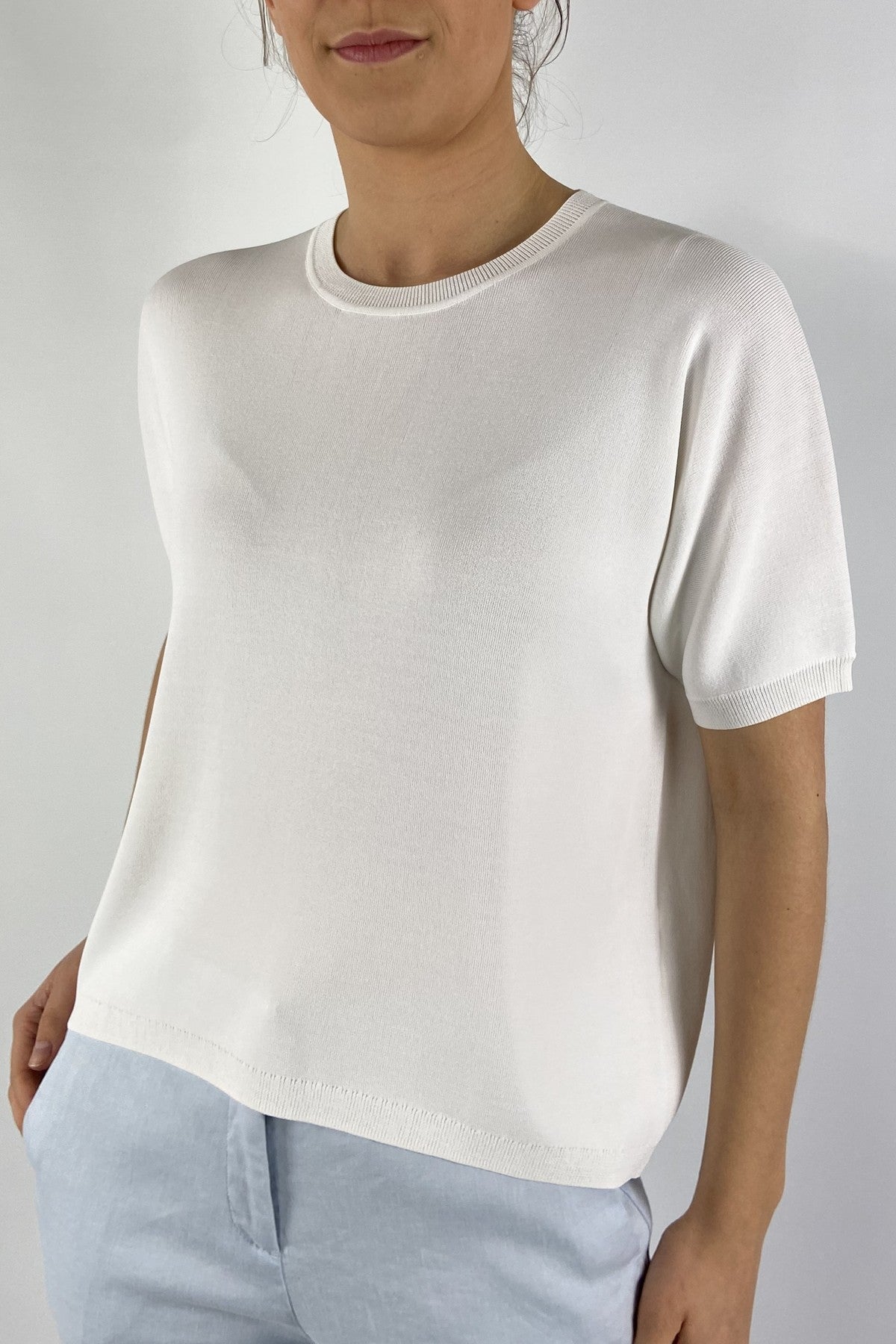 15052-1384: Detail van de fijngebreide viscose-mix en de ronde halslijn van de witte FFC trui.