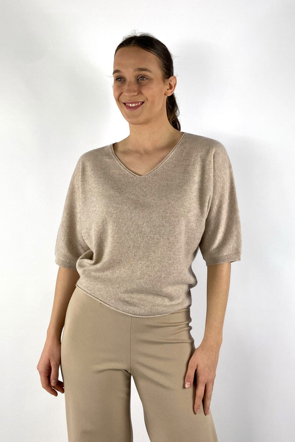 15053-1080: Beige gebreide V-hals pull van FFC met een korte rechte pasvorm en wijde korte mouwen.