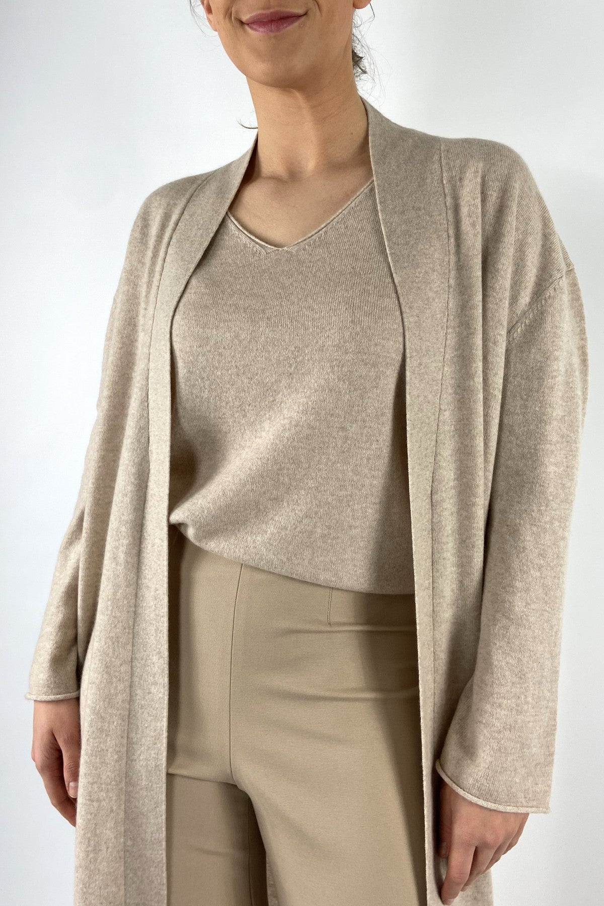 15053-1080: Detail van de zachte wol-cashmere structuur van de lange openstaande FFC cardigan in de kleur beige.