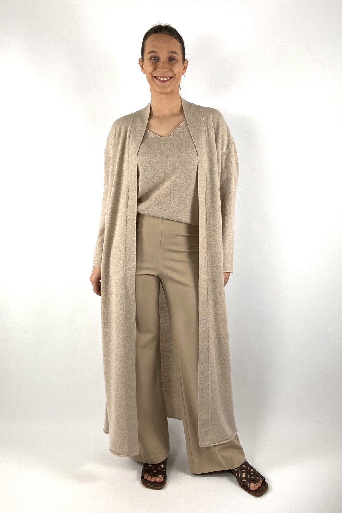 15053-1080: Lange beige cardigan van FFC zonder knopen, uitgevoerd in een luxe wol-cashmere kwaliteit.