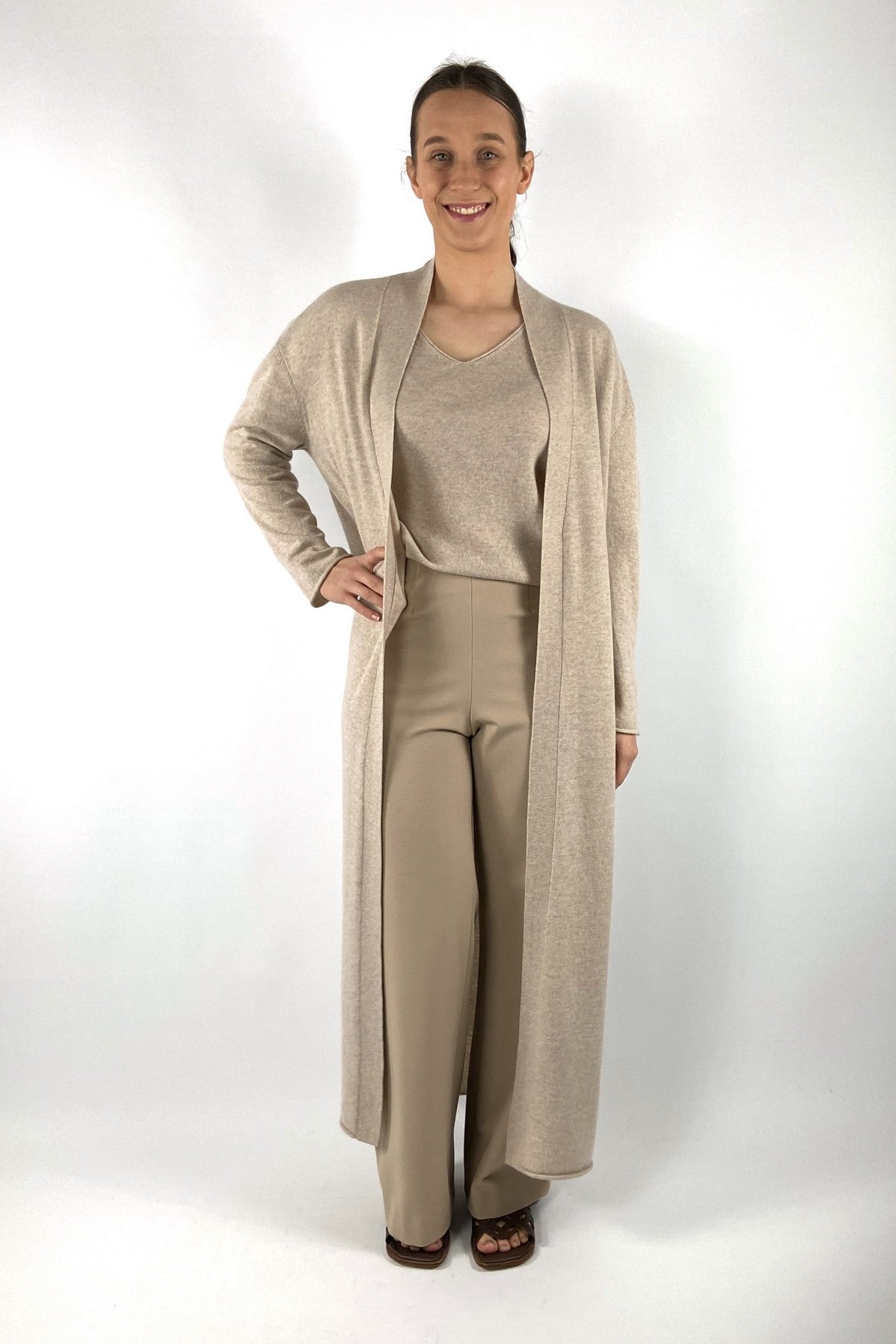 15053-1080: Lange beige cardigan van FFC zonder knopen, uitgevoerd in een luxe wol-cashmere kwaliteit.