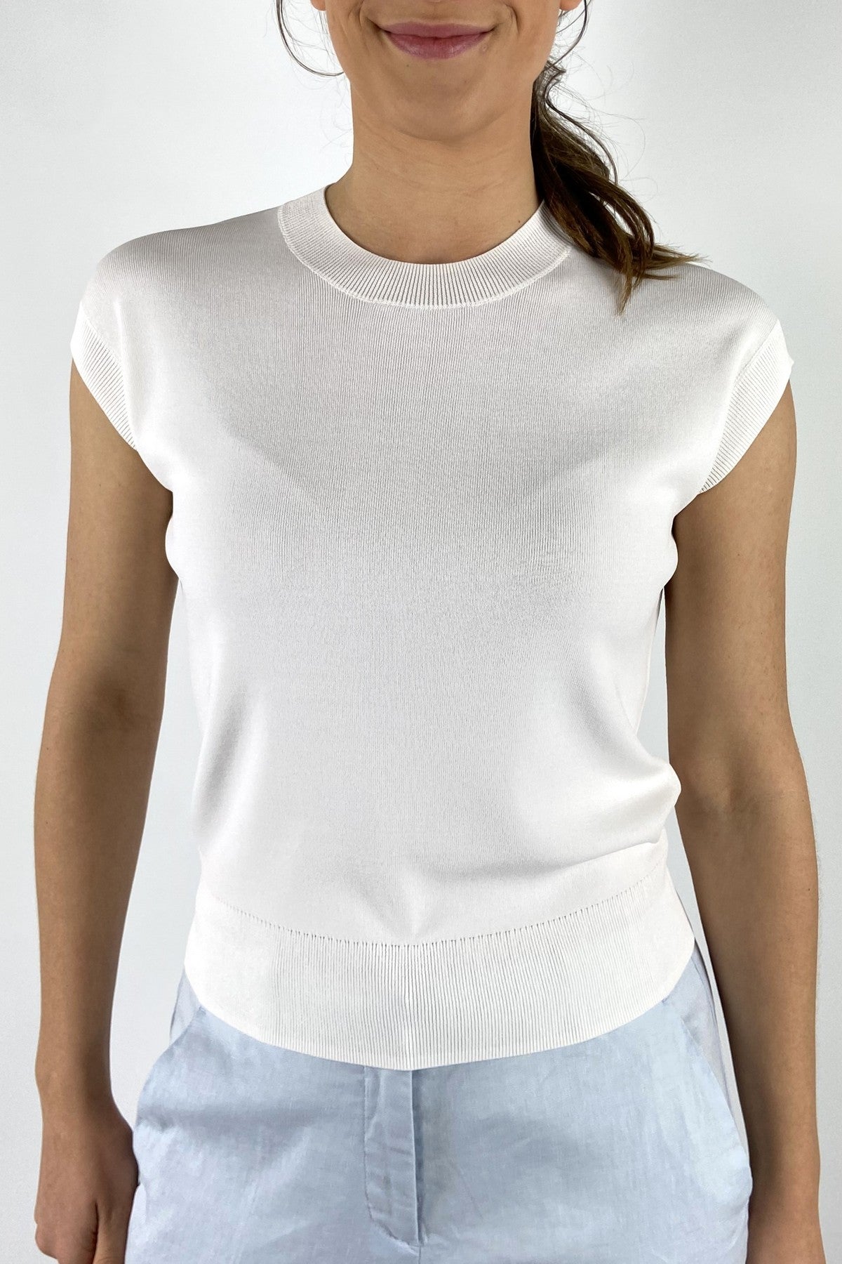 15069-1384: Detail van de soepele viscosestof en de verfijnde breiafwerking van de witte FFC top.