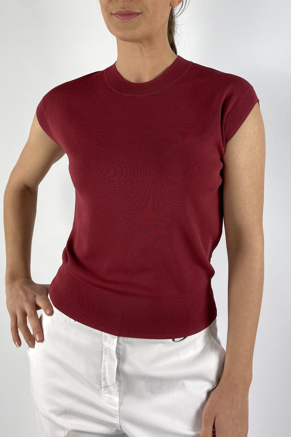 15069-1565: Detail van het verfijnde breiwerk en de soepele 100% viscose kwaliteit van de FFC top in granaat.