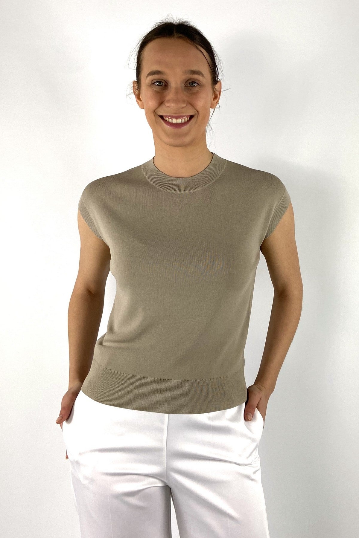 15069-1590: Fijngebreide FFC top in de kleur Klei met vrouwelijke kapmouwtjes en een ronde hals.