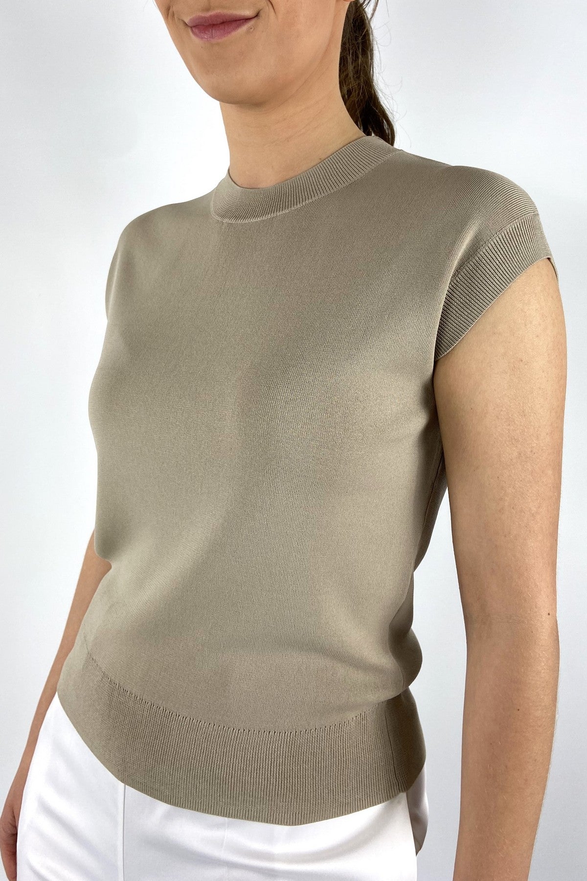 15069-1590: Detail van het verfijnde breiwerk aan de zomen en de soepele viscosekwaliteit van de FFC top.