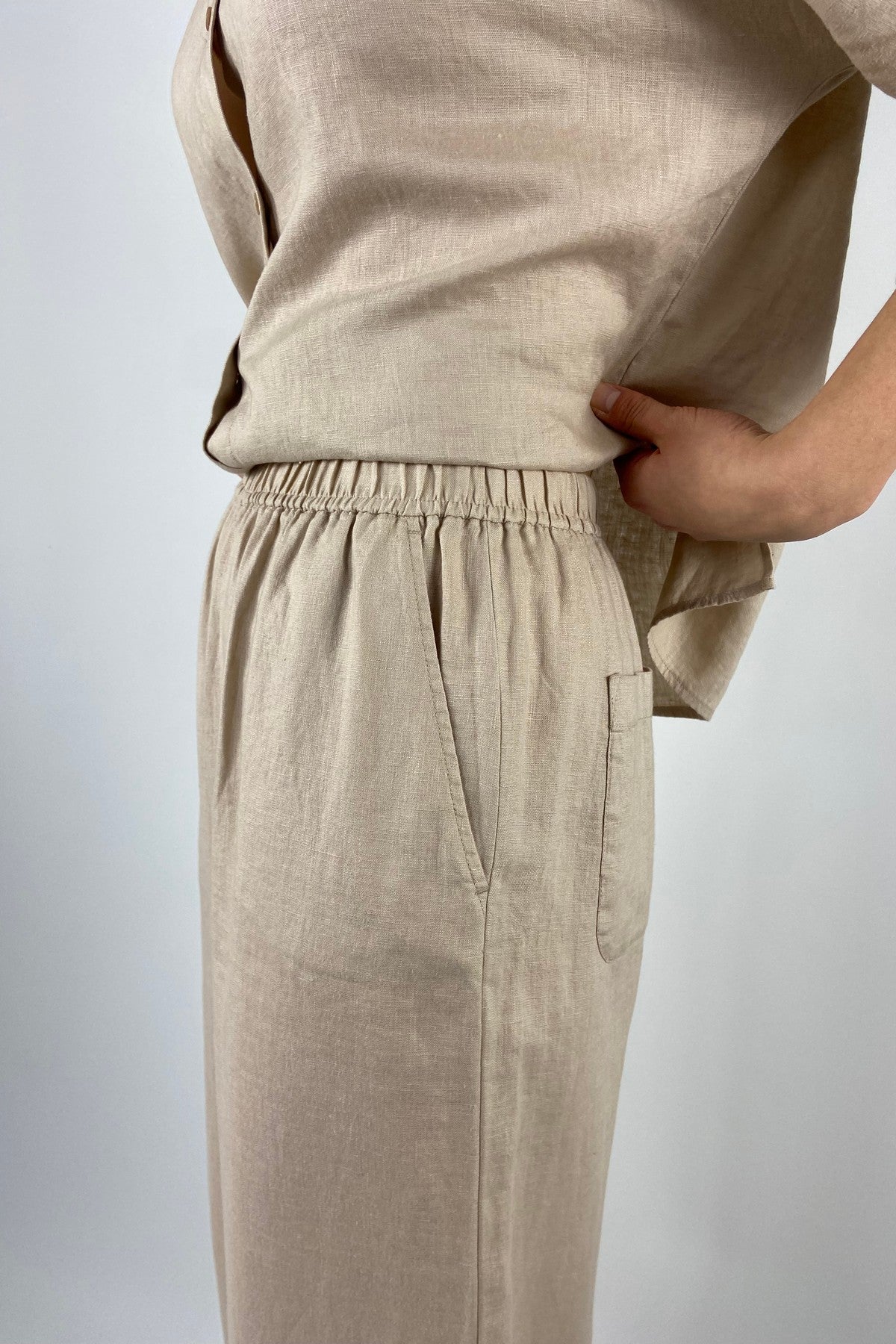 15412-1080 Detail van de steekzakken en de 100% linnen stof van de FFC broek sand.