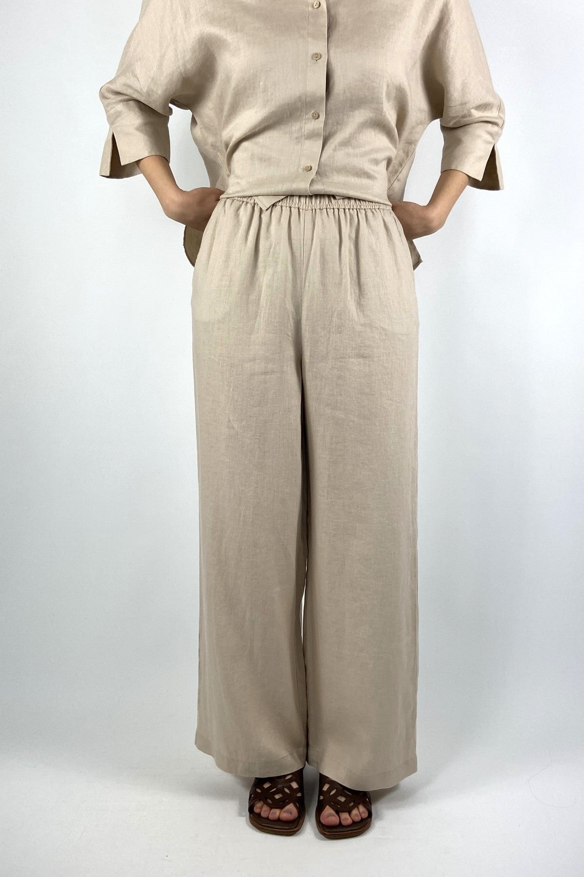 15412-1080 FFC wijde linnen broek in sand met elastische tailleband.