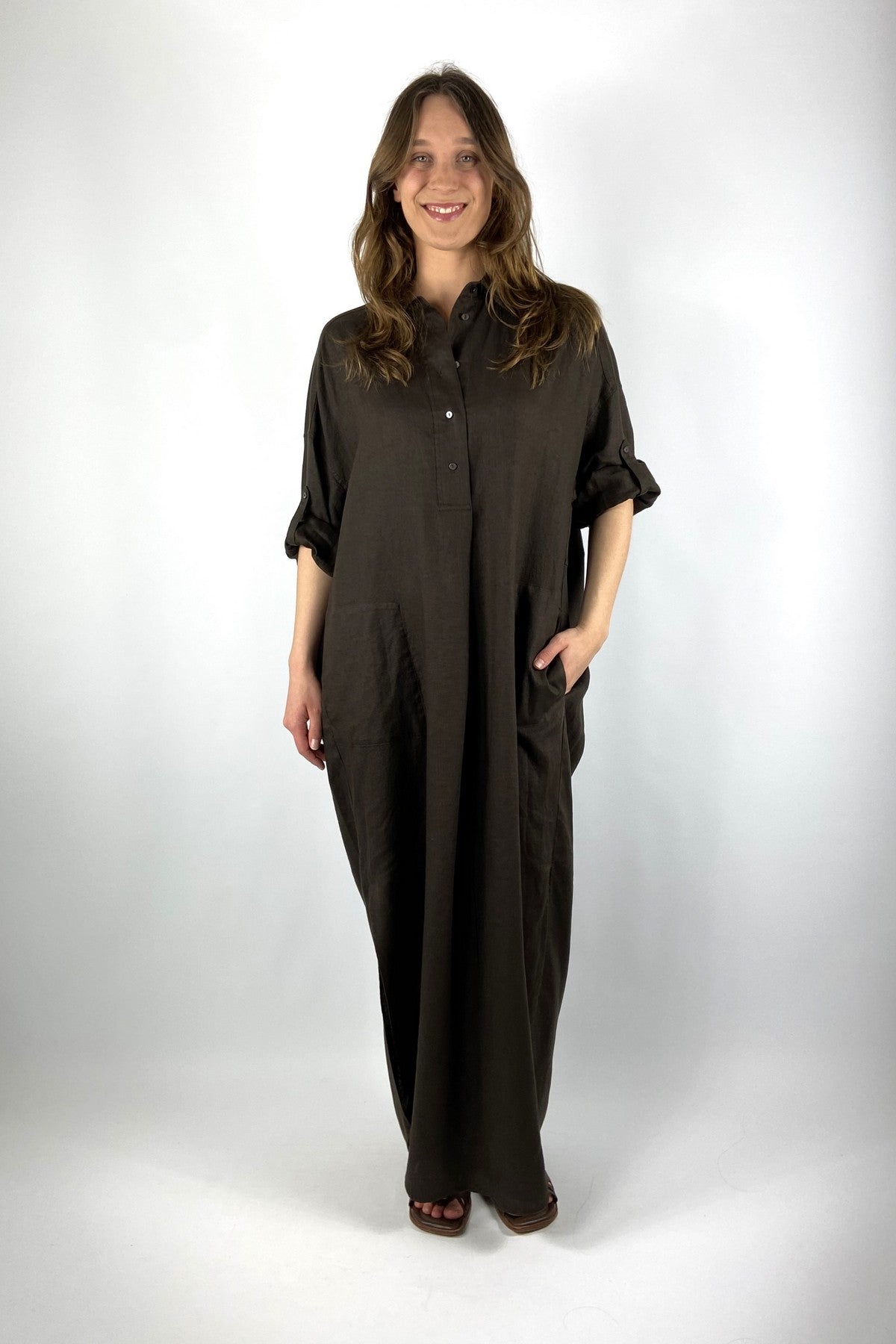 15415 1544 FFC lange linnen jurk chocolat bruin met grote zijsplit vooraanzicht