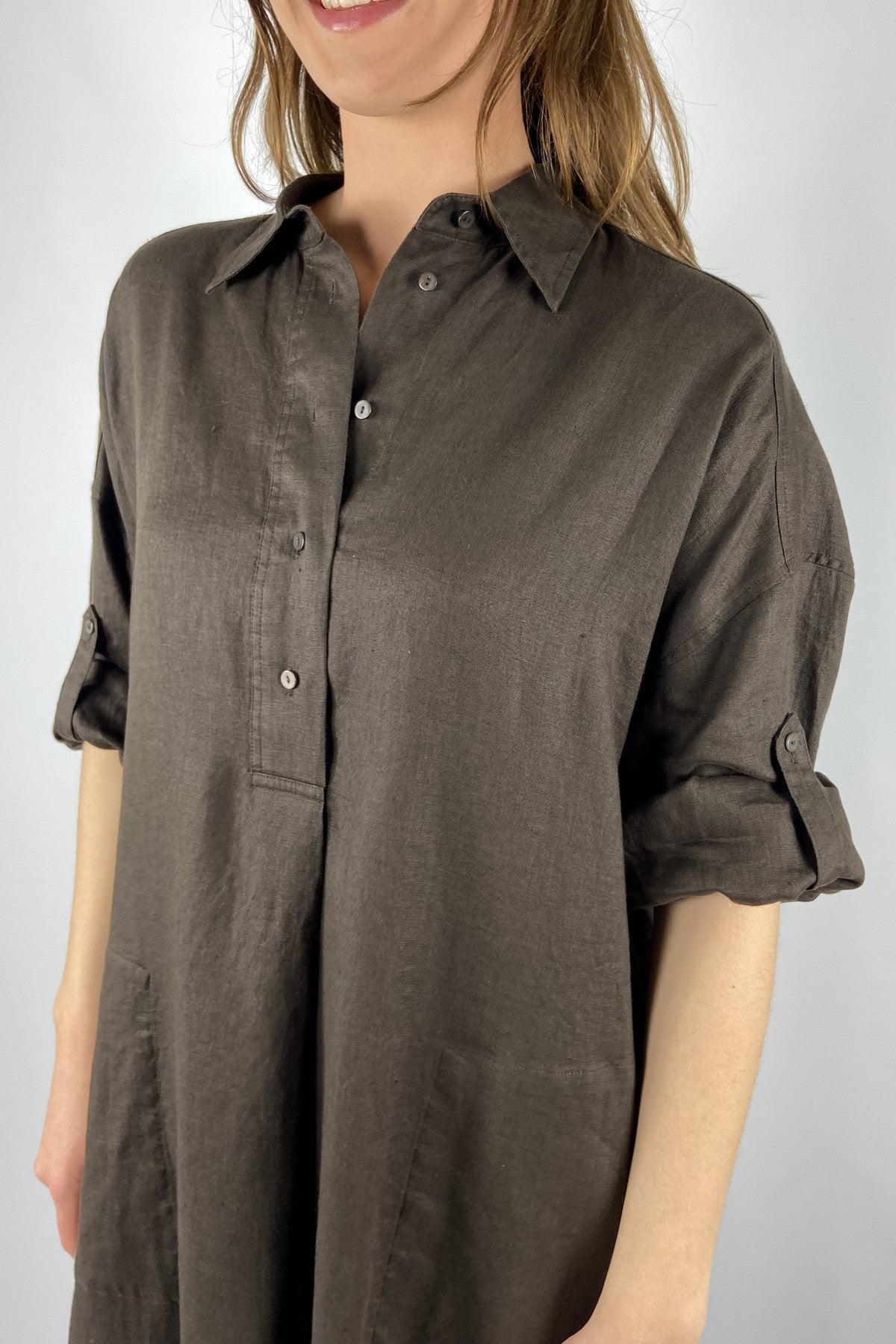 15415 1544 FFC maxidress 100% linnen bruin met oprolbare mouwen en knooplusje