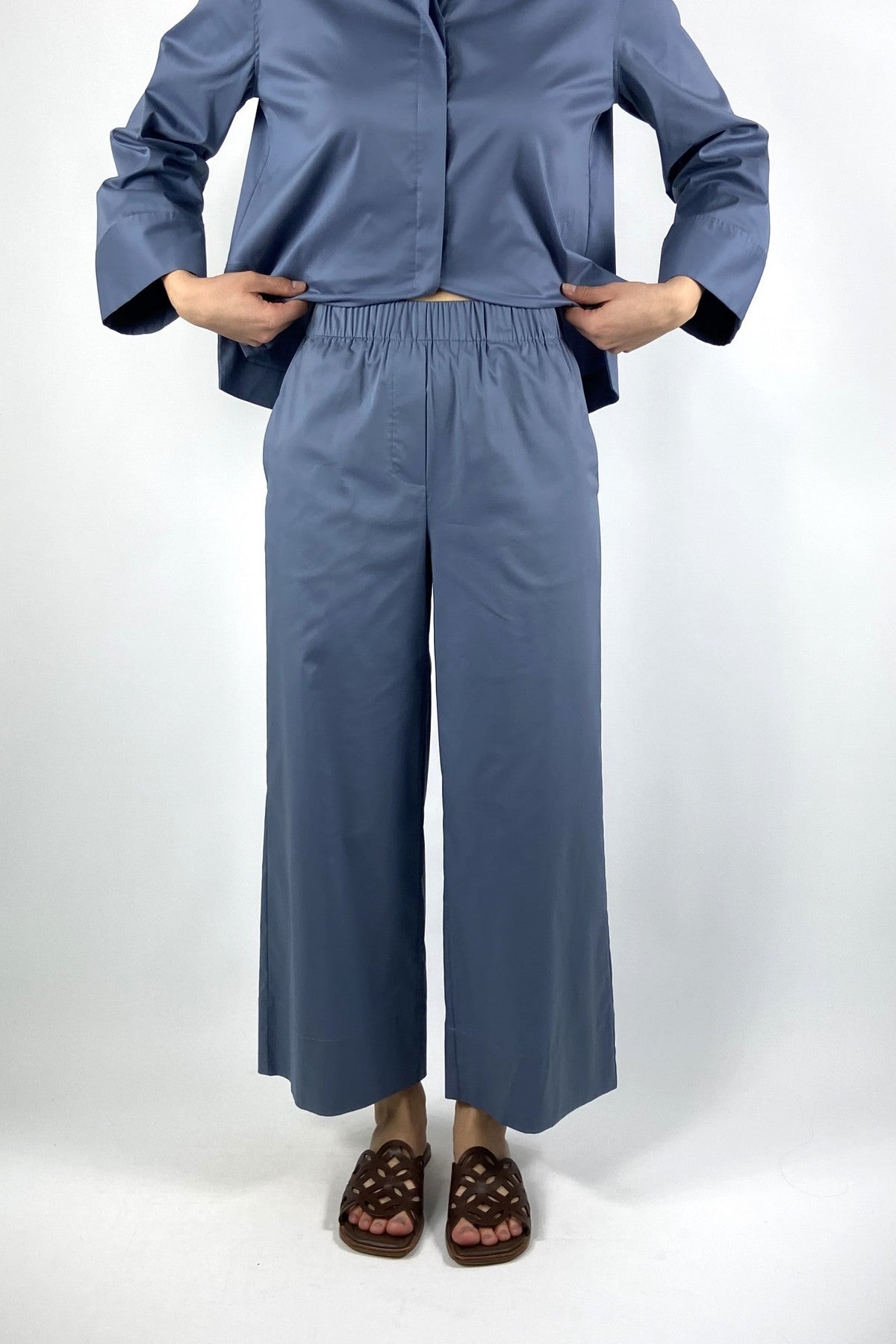 15424 FFC culottebroek in doveblauw poplin met elastische tailleband.