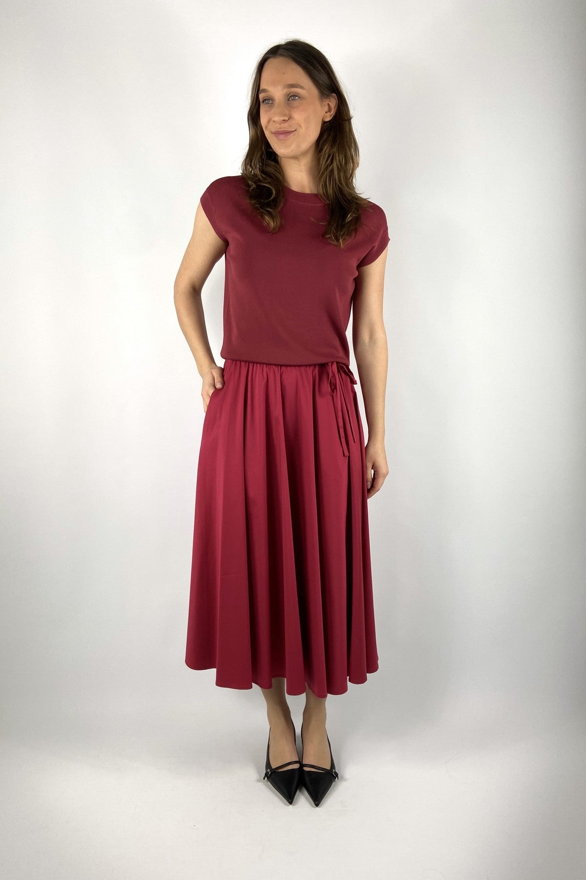 15425 FFC lange midi-rok in granaatrood populine met strikdetail.