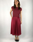 15425 FFC lange midi-rok in granaatrood populine met strikdetail.