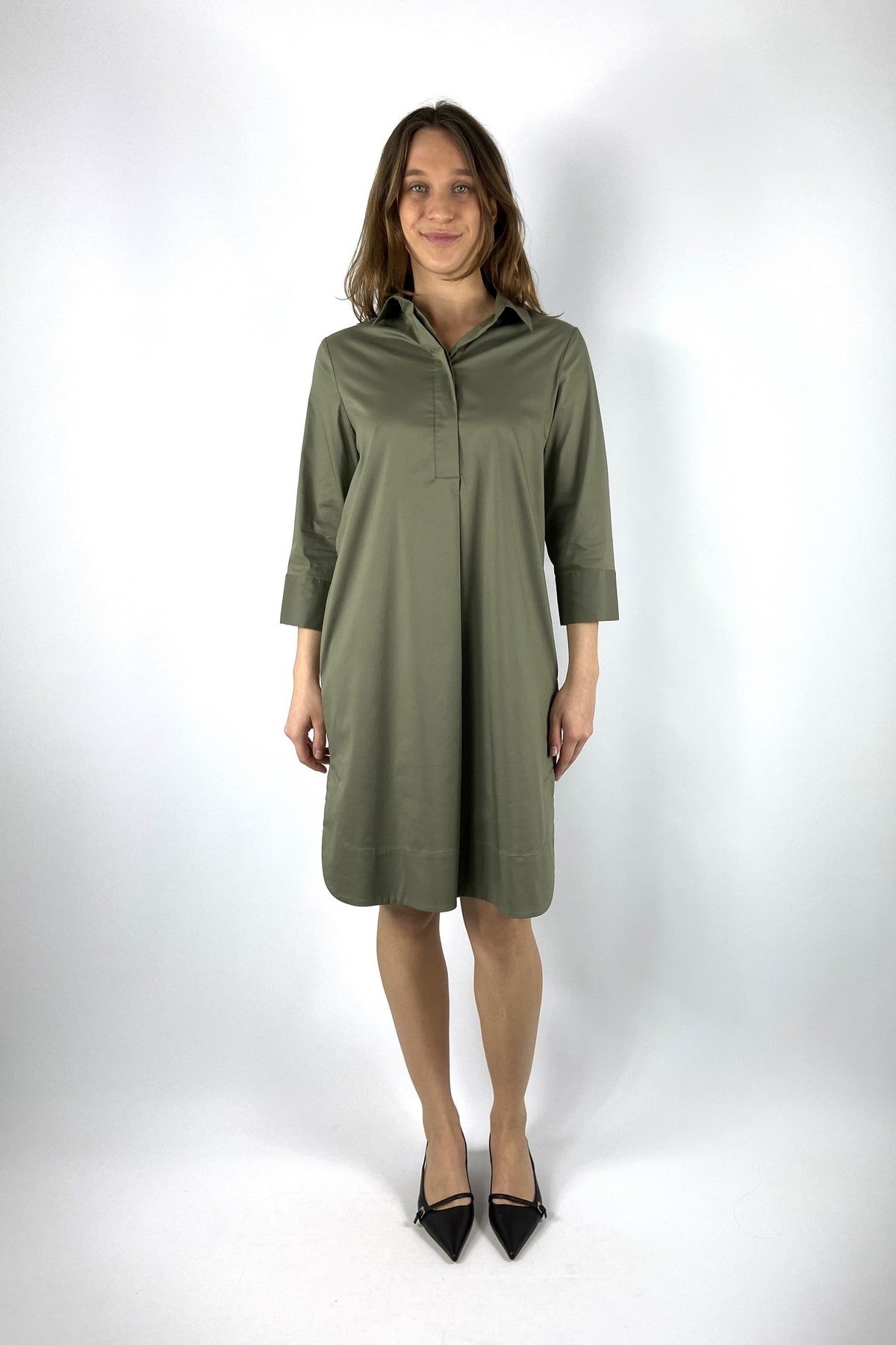 15426 FFC korte jurk in lichtbruin kaki populine met blinde knoopsluiting.