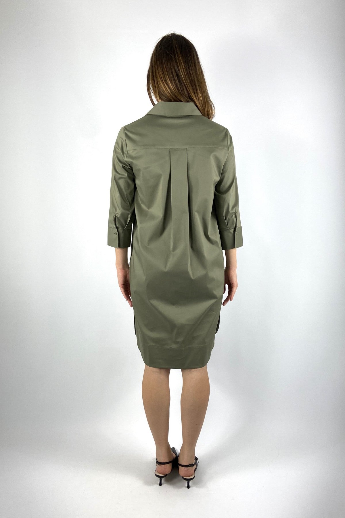 15426 Detail van FFC kleed met brede rugplooi en lange mouwen in katoen.