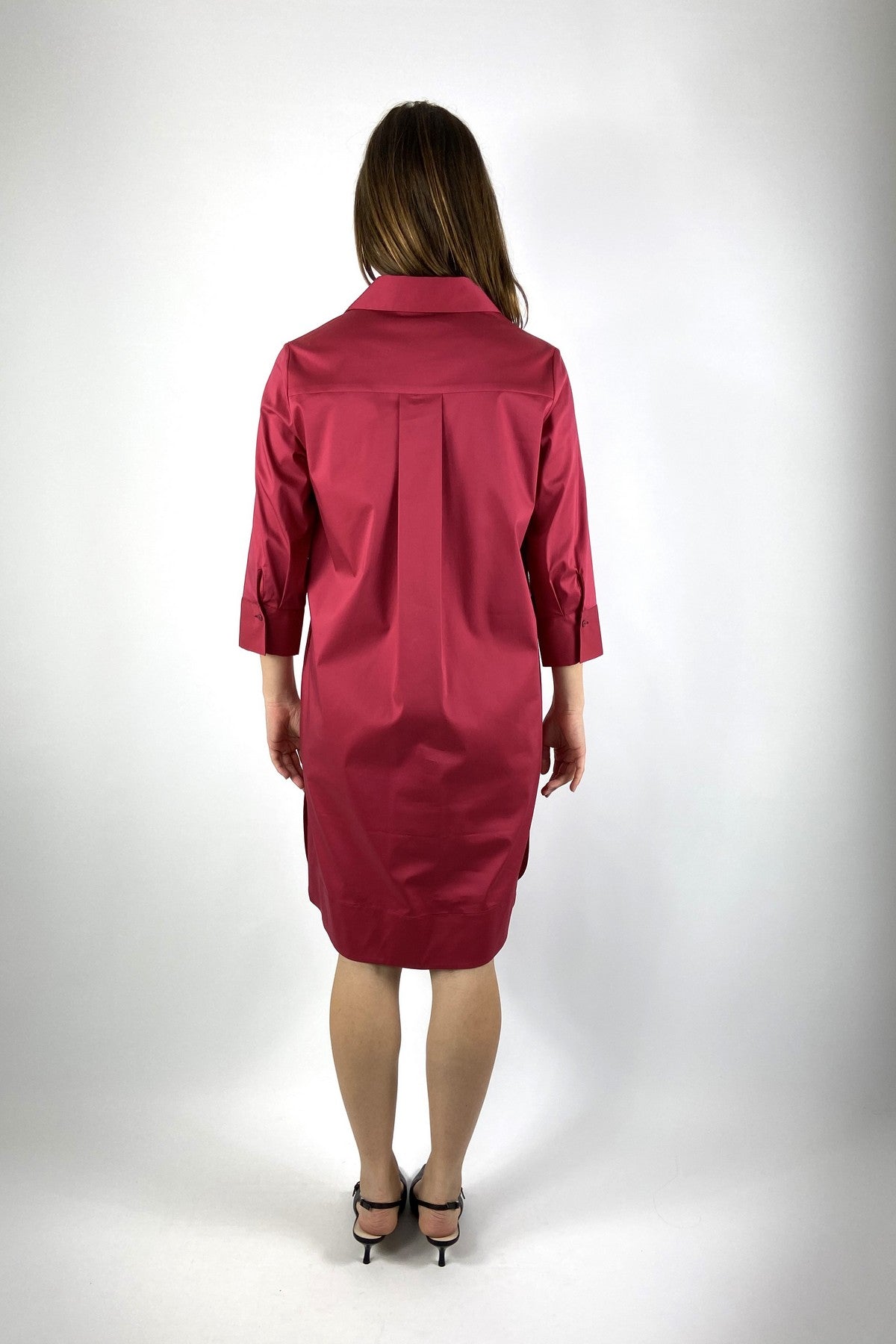 15426 Detail van FFC kleed granaat met brede rugplooi en lange mouwen.