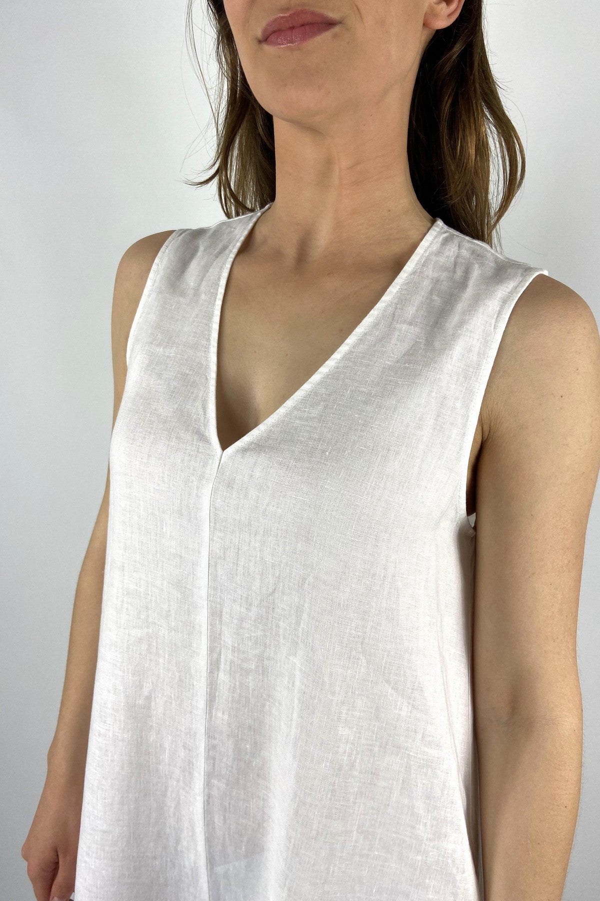 15434 1030 FFC lange witte zomerjurk 100% linnen met verticale naad details