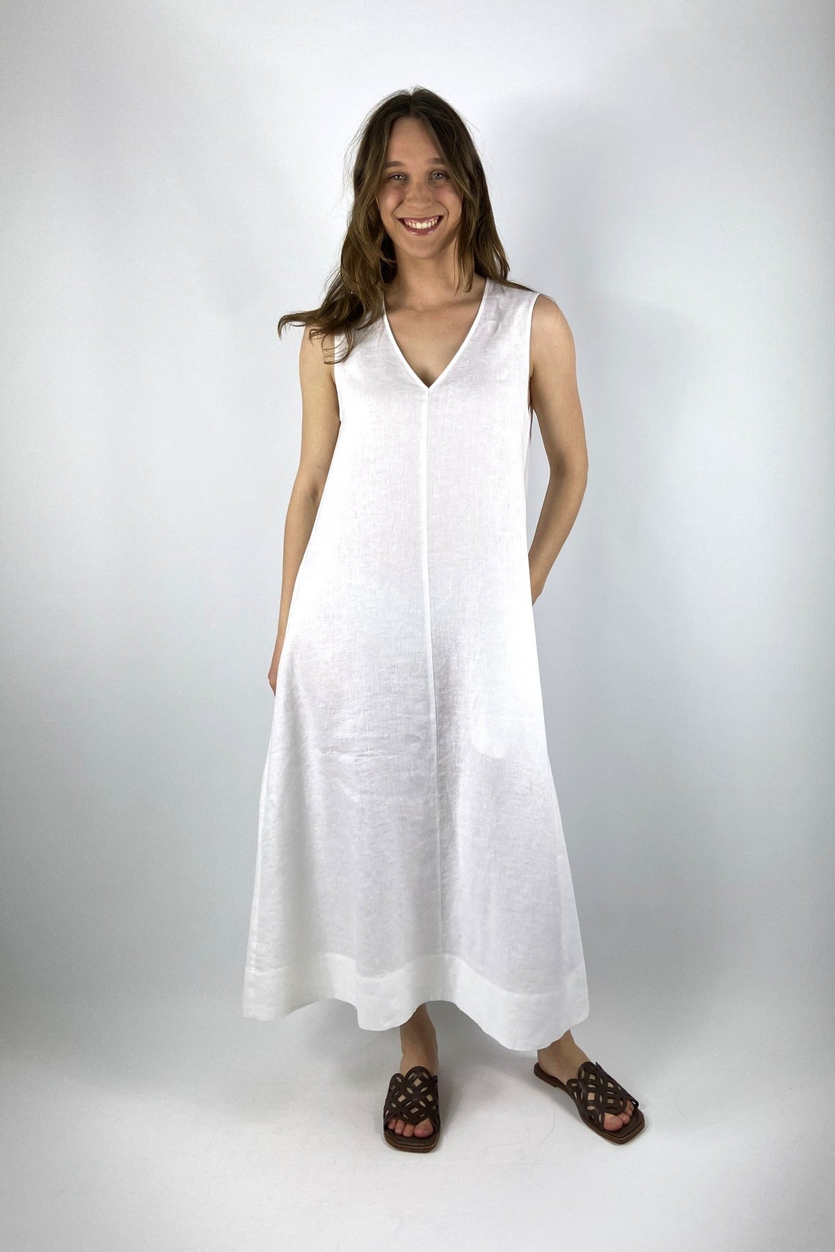 15434 1030 FFC mouwloos wit linnen kleed met V-hals en A-lijn silhouet