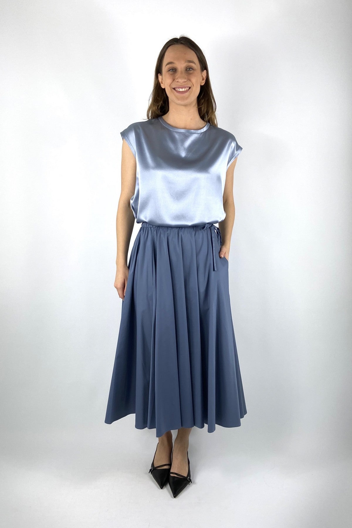 15452 FFC zijden top in kleur Ciel met kapmouwtje en ronde kraag.