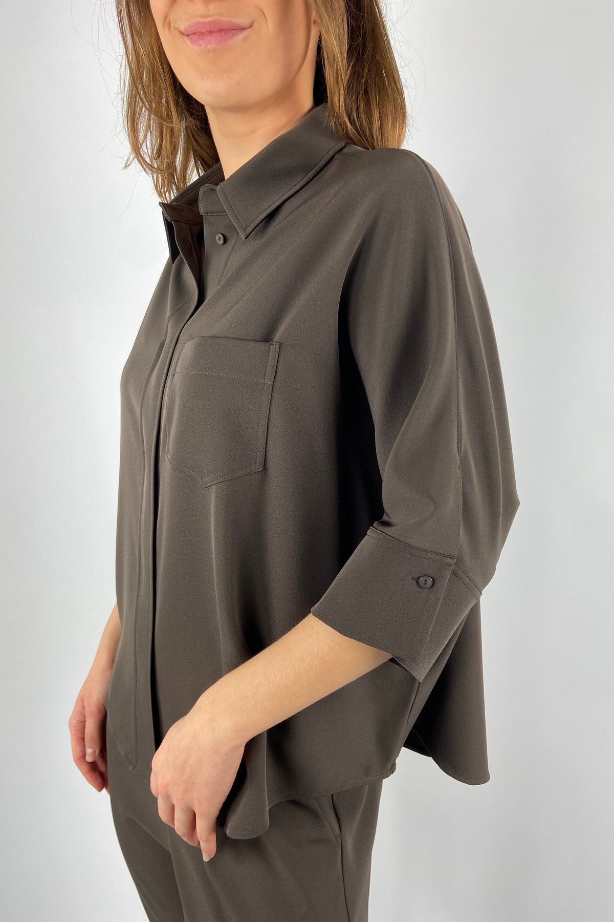 15472 Detail van FFC hemdbloesje met 3/4 mouw en brede manchet in bruine viscose.