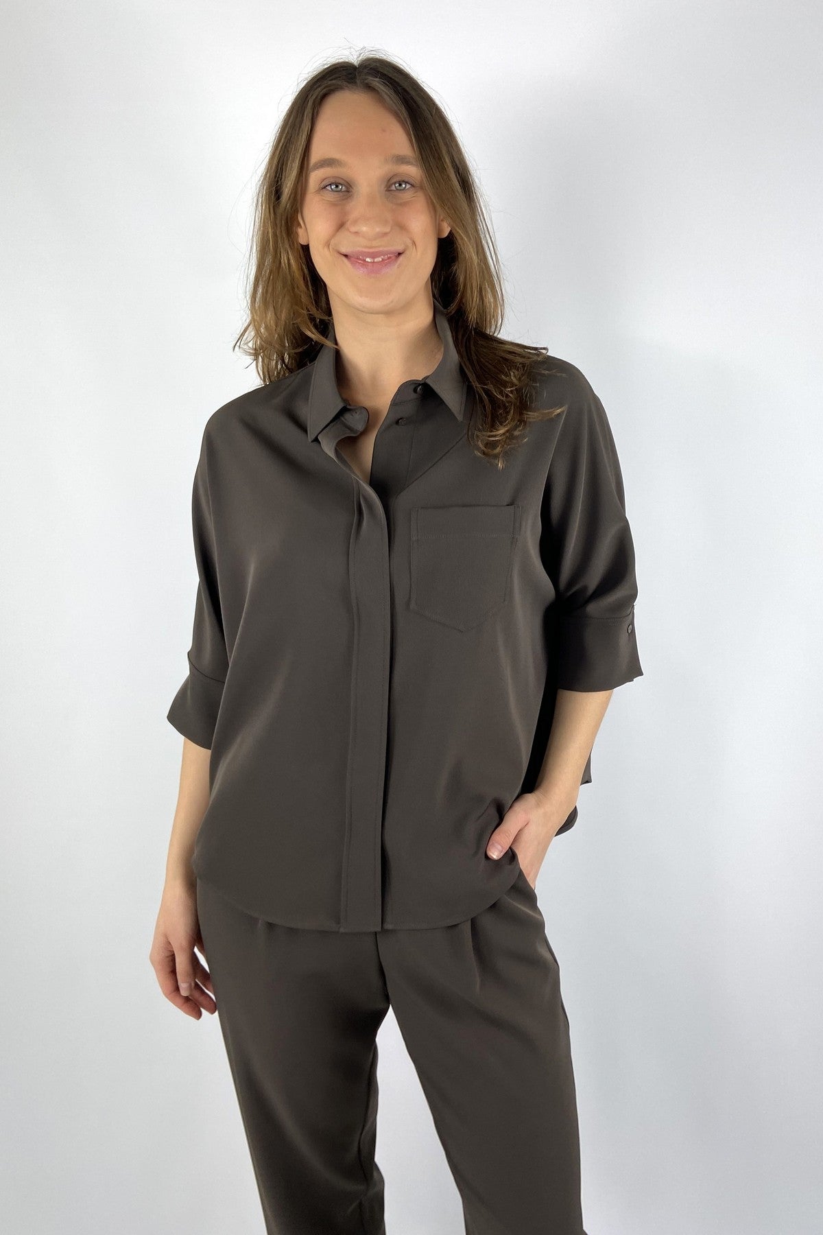 15472 FFC vestbloes in chocoladebruin Tonka met verdoken knoopsluiting en borstzakje.