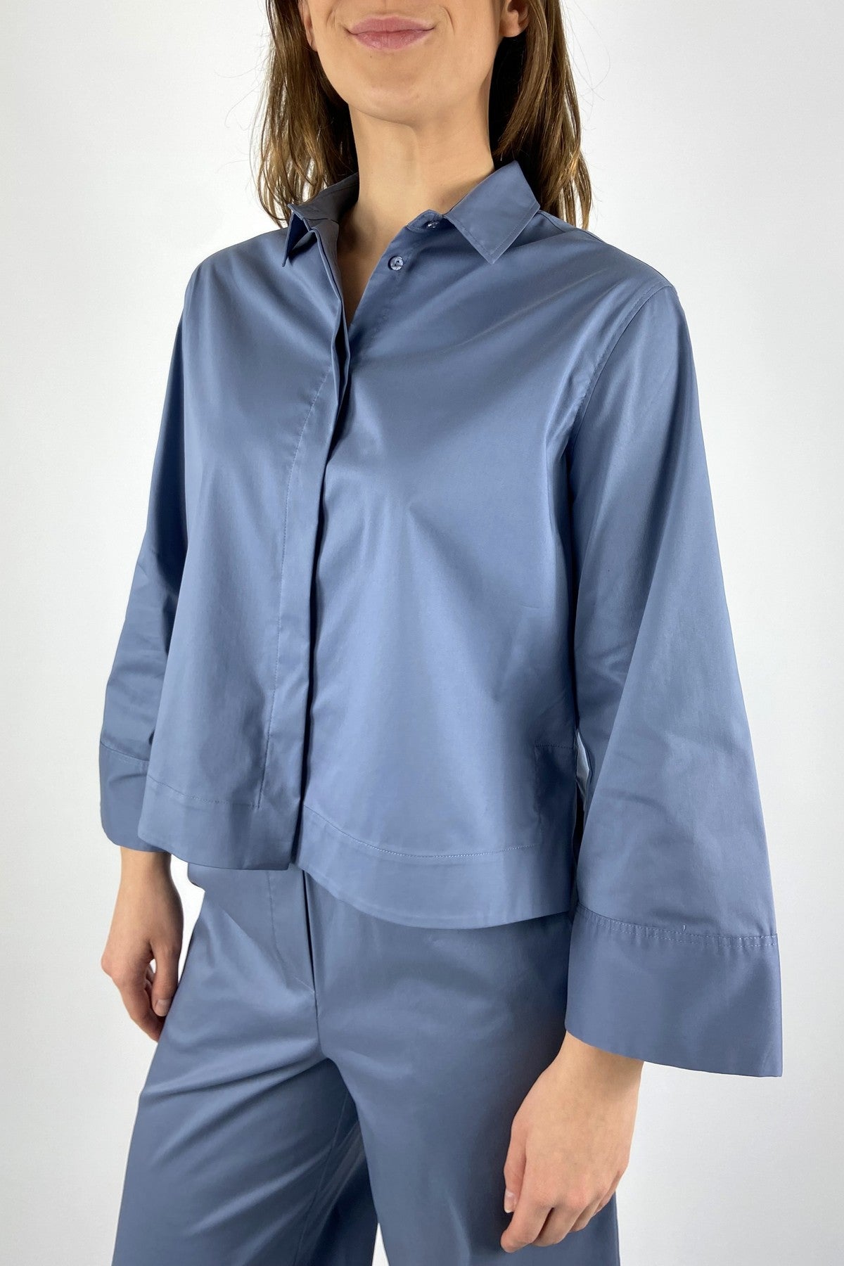 15486 Detail van FFC blouse met wijde mouwen in stretch katoen poplin.