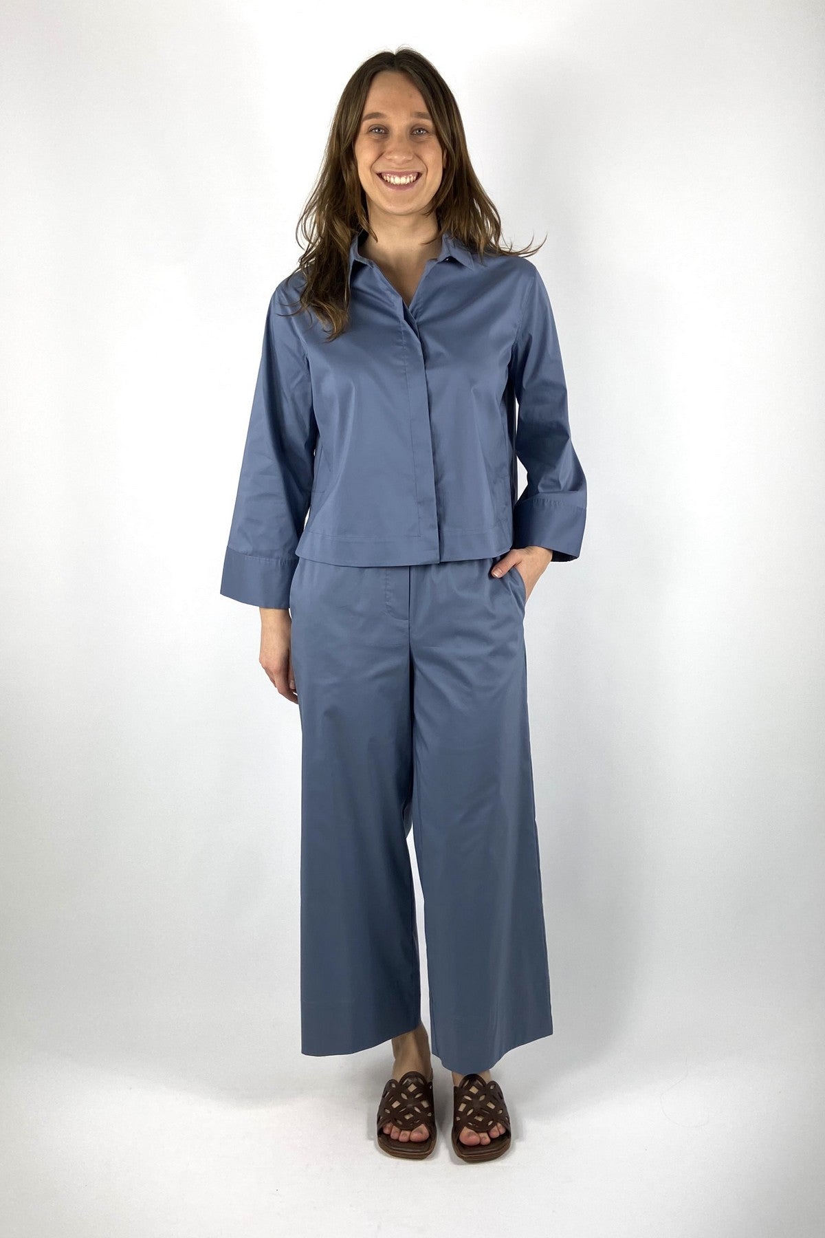 15486 FFC hemdbloes in doveblauw met verdeckte knoopleiste en brede manchetten.