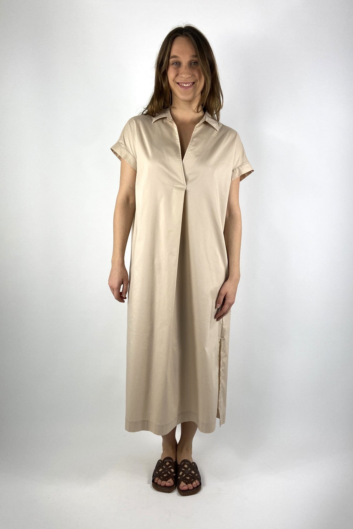 15492 FFC lange zandkleurige jurk met V-hals en zijsplitten.